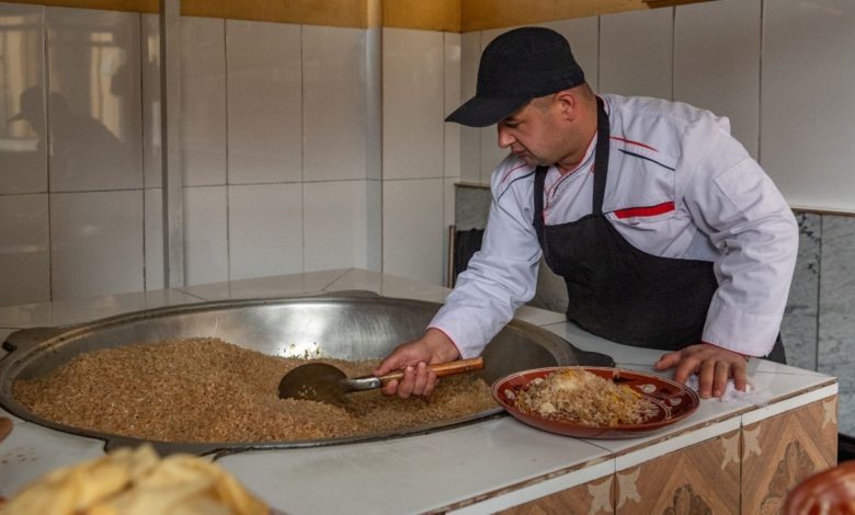 "Alkol sat - sorunsuz çalış!"  Taşkent'te helal restoranlar kapanıyor