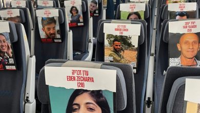 El Al, uçak koltuklarına kayıp rehinelerin fotoğraflarını koydu - İsrail Haberleri