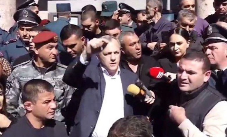 Erivan'da protesto: Şahramanyan "Artsakh"ın iptal edilmediğini söyledi