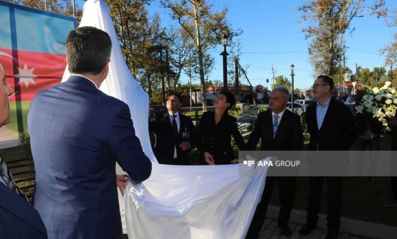 Gürcistan'da 28 kişiyi kurtaran Azerbaycanlının anıtı onarımın ardından açıldı - FOTOĞRAF