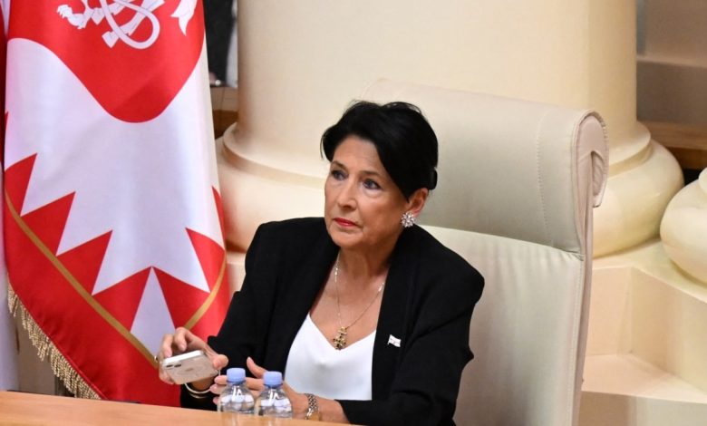 İktidar partisinden Zurabişvili: “İşgalciye çekingen davranıyorsunuz”