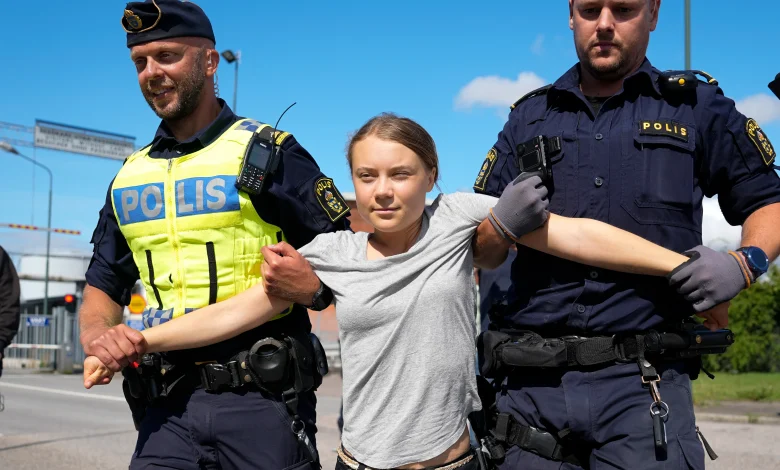 İsveçli iklim aktivisti Greta Thunberg İngiltere'de gözaltına alındı