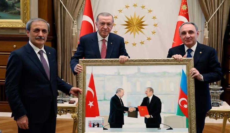 Kamran Aliyev Erdoğan'a tarihi tabloyu hediye etti