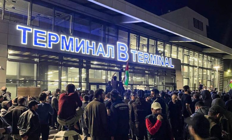 Mahaçkale'de Yahudi karşıtı protestoya katılan 60 kişi gözaltına alındı, en az 9 polis memuru yaralandı