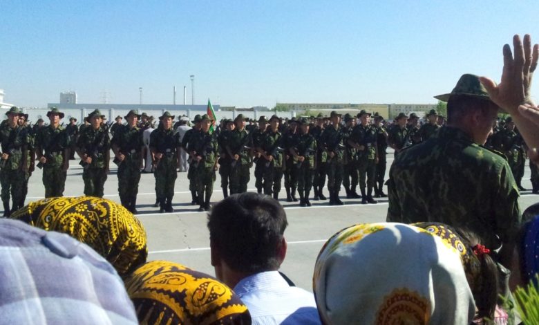 Rusya'dan dönen Türkmen öğrenciler havalimanından doğrudan askerlik sicil ve kayıt bürosuna götürüldü