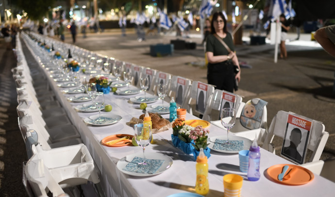 Tel Aviv'deki İsrailli rehineler için 200 kişilik boş Şabat masaları kuruldu - İsrail Haberleri