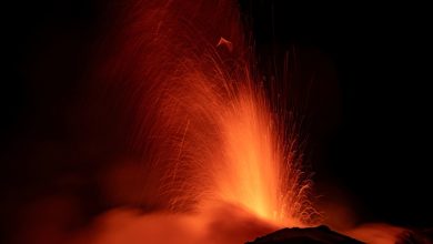 Sicilya'da Etna Yanardağı patladı