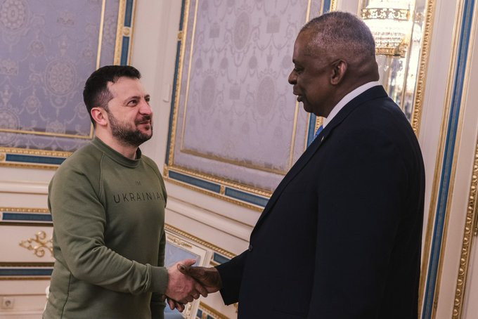 ABD savunma bakanı Ukrayna'da Zelensky ile görüştü