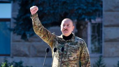 Aliyev, tanınmayan Dağlık Karabağ'ın eski başkentinde geçit törenini kabul etti