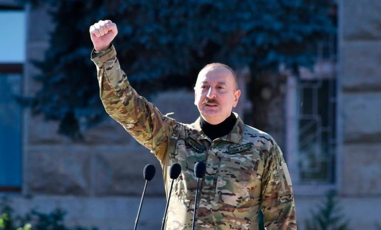 Aliyev, tanınmayan Dağlık Karabağ'ın eski başkentinde geçit törenini kabul etti