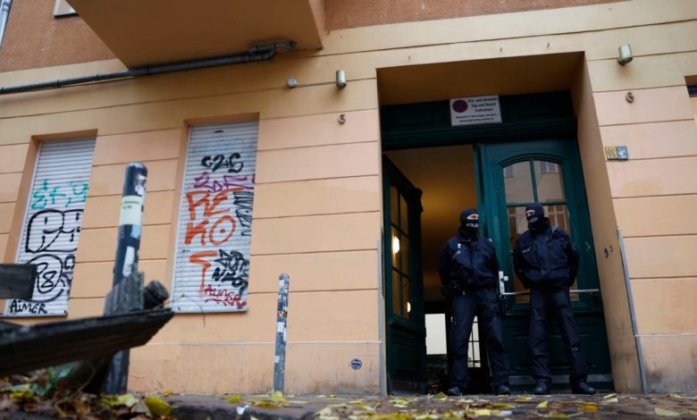 Almanya'da, ülkede yasak olan Hamas taraftarlarının işyerlerinde aramalar yapıldı.