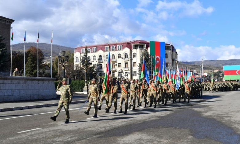 Azerbaycan ordusu Hankendi'de askeri geçit töreni düzenledi, Aliyev de katıldı