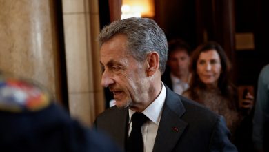 Eski Fransa Cumhurbaşkanı Sarkozy yeniden mahkemeye çıktı