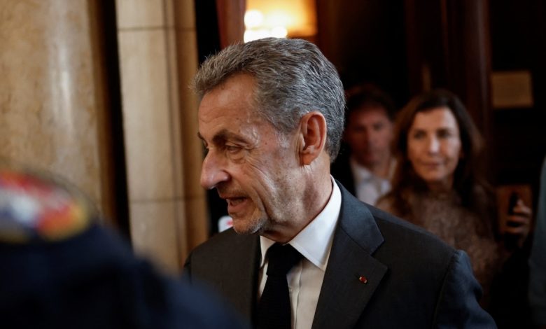 Eski Fransa Cumhurbaşkanı Sarkozy yeniden mahkemeye çıktı