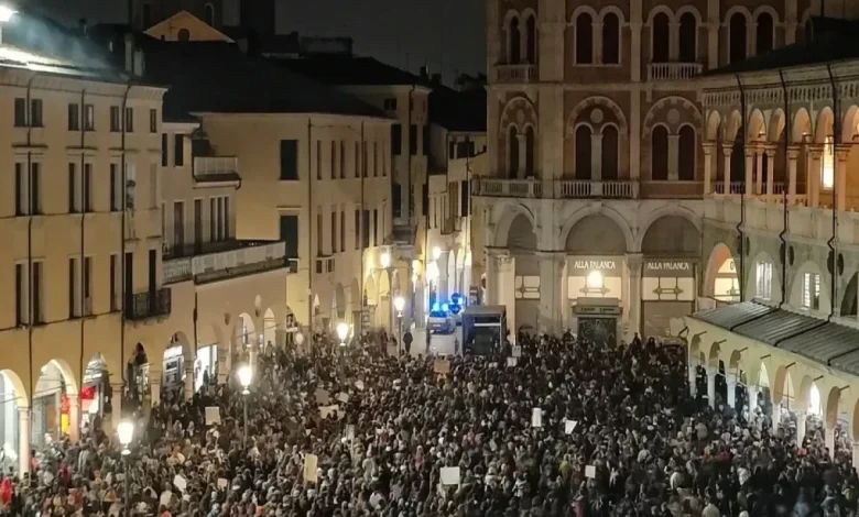 İtalya'da öğrencinin öldürülmesinin ardından binlerce kişi protesto etti