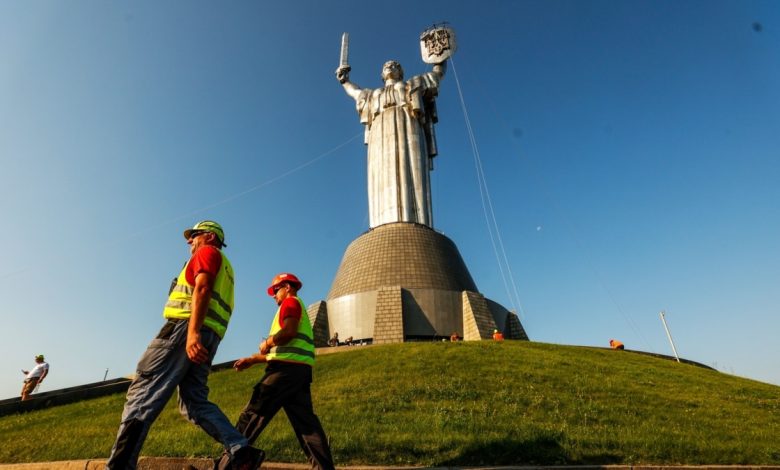 Kiev'de Sovyet yıldızı "Kahraman Şehir Kiev" dikilitaşından sökülüyor.