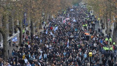 Londra'da binlerce kişi Yahudi karşıtlığına karşı yürüdü