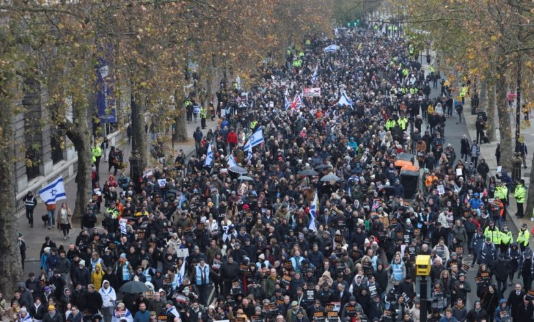 Londra'da binlerce kişi Yahudi karşıtlığına karşı yürüdü