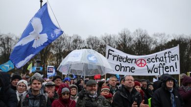 Sol görüşlü politikacılar Berlin'de barış için gösteri düzenledi