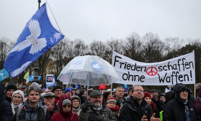 Sol görüşlü politikacılar Berlin'de barış için gösteri düzenledi