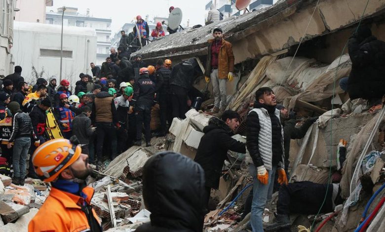 Suriye'nin başkentinde bina çöktü, 14 kişi yaralandı