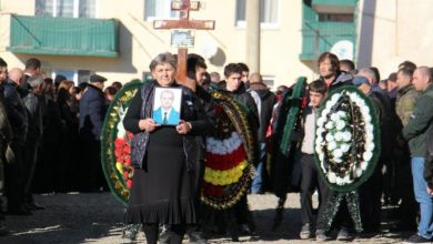 Ukrayna'da ölen asker Tşhinvali'de toprağa verildi