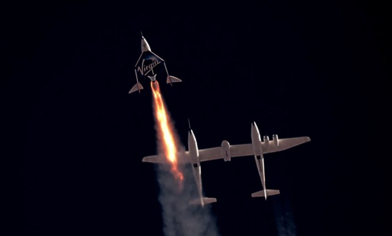 Virgin Galactic uzay gemisi yolcularla birlikte başarıyla Dünya'ya döndü