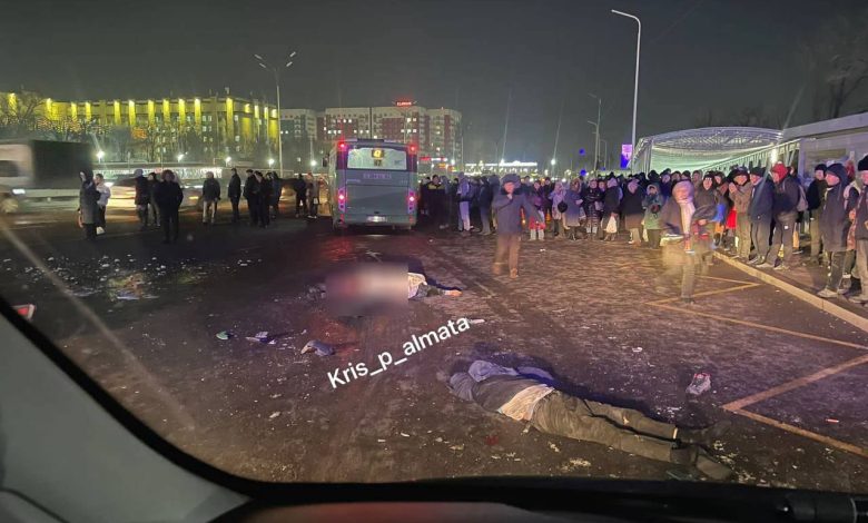 Almatı'da bir otobüs kalabalığa çarptı, ölenler oldu - FOTOĞRAF