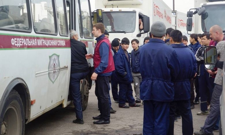 Baskınlar ve düşmanca söylemler.  Rusya'da Ukrayna'da savaş çağrılarıyla göçmenler üzerindeki baskı artıyor