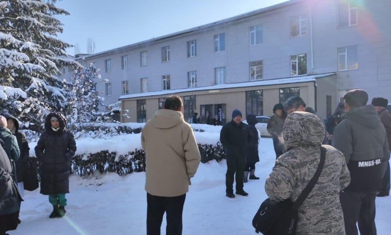 Bişkek'teki birçok tesisten bomba haberi nedeniyle insanlar tahliye ediliyor