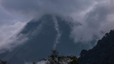 Endonezya'daki Merapi Dağı'nda 3 bin metre yüksekliğindeki yanardağ patladı