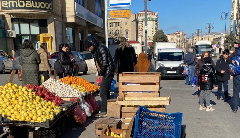 "İnşaatçılar" metrosunun çevresi pazara dönüştürüldü (FOTOĞRAF)