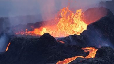 İzlanda'da yanardağ patladı