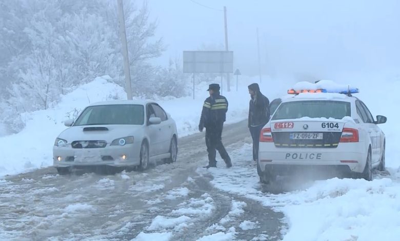 Kayanın bir kısmının çökmesi nedeniyle Jvari-Mestia yolunda trafik durduruldu