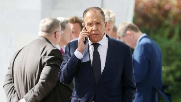 Lavrov iPhone'u reddetti