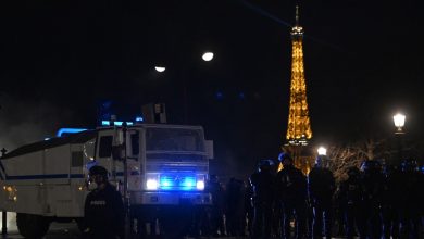 Paris'te Eyfel Kulesi yakınlarında kimliği belirsiz bir kişi birini öldürdü, ikisini de yaraladı