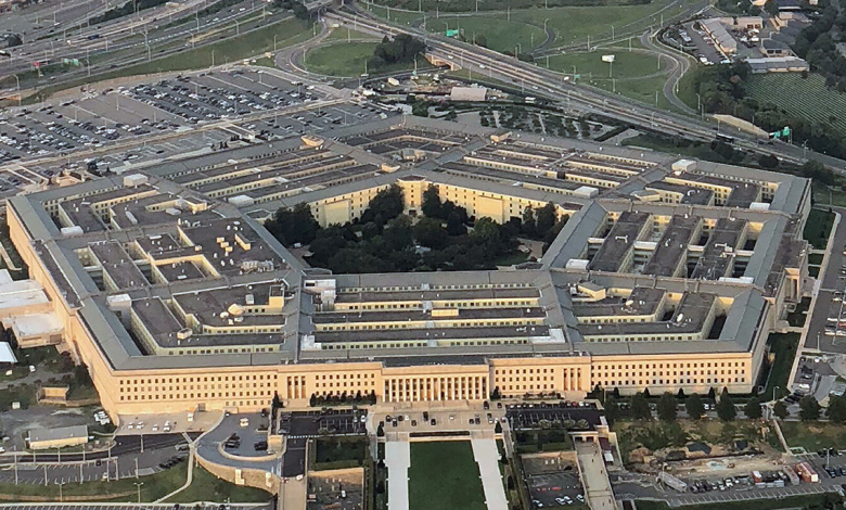 Pentagon: Kızıldeniz'de bir ABD savaş gemisi ve çok sayıda ticari gemiye saldırı düzenlendi