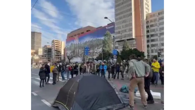 Sırbistan'da muhalefet başkentin sokaklarından birini kapattı