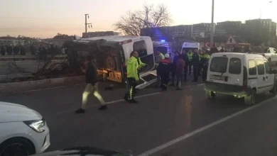 Türkiye'de minibüs devrildi, 12 kişi yaralandı