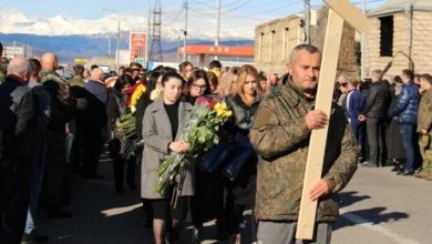 Ukrayna'daki savaşta ölen askere Tskhinvali'de veda edildi