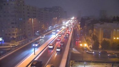 Bakü yollarında kar trafik sıkışıklığına neden oldu (FOTOĞRAF)