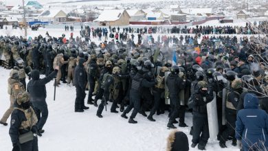 Başkurt aktivisti Fail Alsynov, duruşma öncesi gözaltı merkezindeki destekçilerine seslendi