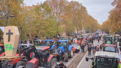 Fransa'da hükümeti protesto eden çiftçiler Paris'teki "kuşatmayı" sürdürüyor