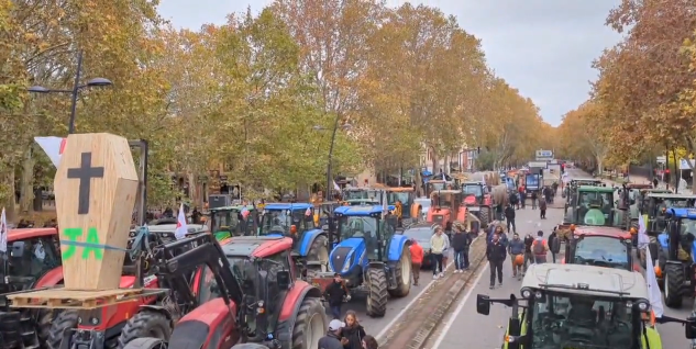 Fransa'da hükümeti protesto eden çiftçiler Paris'teki "kuşatmayı" sürdürüyor