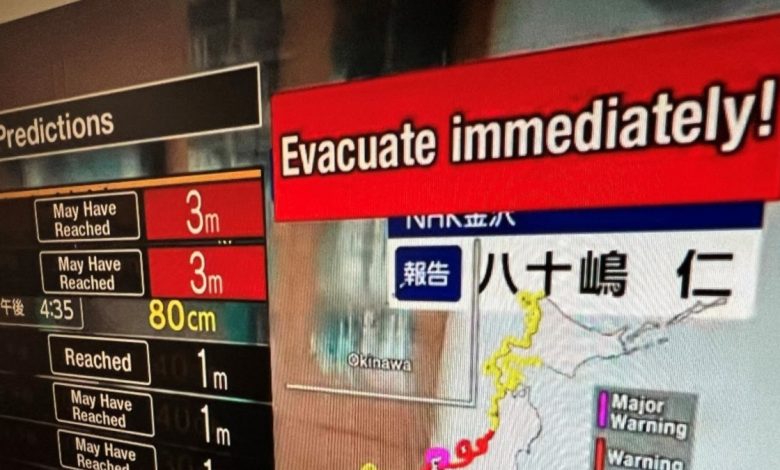 Güçlü bir deprem ve tsunami Japonya'nın ortasını ve batı kıyısını vurdu