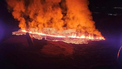 İzlanda'da bir yanardağ patladı ve Grindavik kasabası tehdit altında.