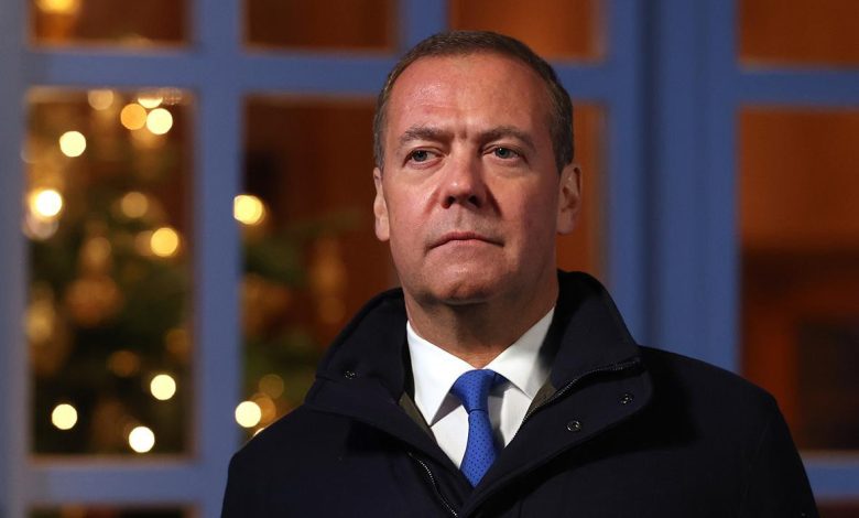 Medvedev: Ukrayna'ya İngiliz birliklerini konuşlandırmak Rusya'ya savaş ilan etmek anlamına gelir