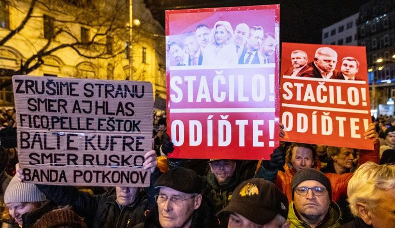 Slovakya'da Fico'ya karşı protestolar düzenlendi, Bratislava'da rekor sayıda insan sokaklara çıktı