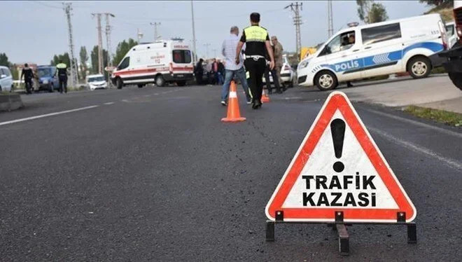 Türkiye'de otobüs kaza yaptı, 14 kişi yaralandı - GÜNCELLEME