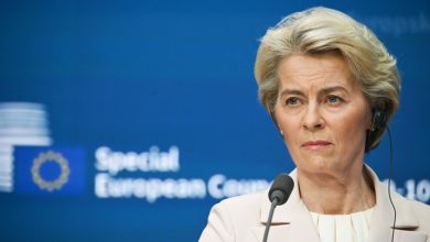 Von der Leyen, Ukrayna'ya yeni mali yardım teklif ettiği için eleştirildi